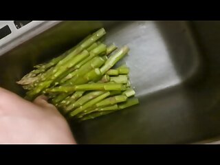 Piss and sweaty toes on restaurant food - ThisVid.com