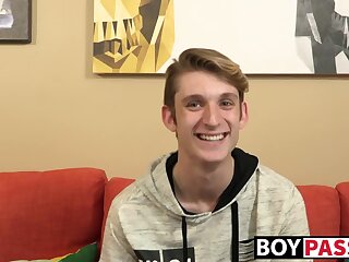 Twink beauty Chris Tucker wanks off hard after interview