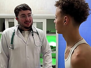 M&eacute;dico novinho e passivo ajudou o paciente que estava com medo de sentir um dedo no cu &vert; COMPLETO NO RED