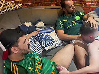 Foi assistir a partida de futebol com dois torcedores ativos e tomou pica gostoso no cu&period; - FULL SHEER&period;COM