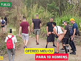 LEVEI 2 AMIGOS H&Eacute;TEROS PARA FODER MEU CU EM P&Uacute;BLICO&comma; ONDE HOMENS COSTUMAM FAZER CAMINHADA&period; ENQUANTO CADA UM SE RESERVA PARA COMER MEU CU&comma; UMA PLATEIA DE HOMENS OBSERVA E SE MASTURBAL&period;