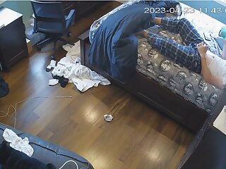 IPCAM Guy jerks off in bed