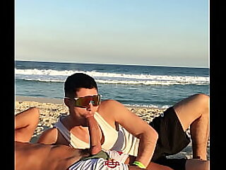 Magrinho pauzudo metendo pica preta no novinho na praia p&uacute;blica - linktr&period;ee&sol;marretaxx
