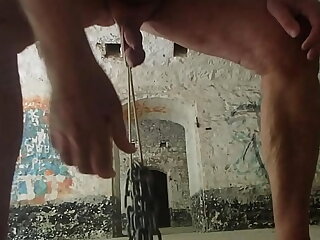 bdsm nu au fort abandonn&eacute;