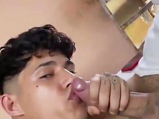 Mamando vergon hasta sacarle la leche