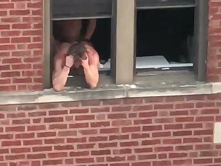 Famoso ator pornô flagrado dando o cu na janela ao som de Pablo vitar