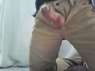 Uncut guy cums hands free